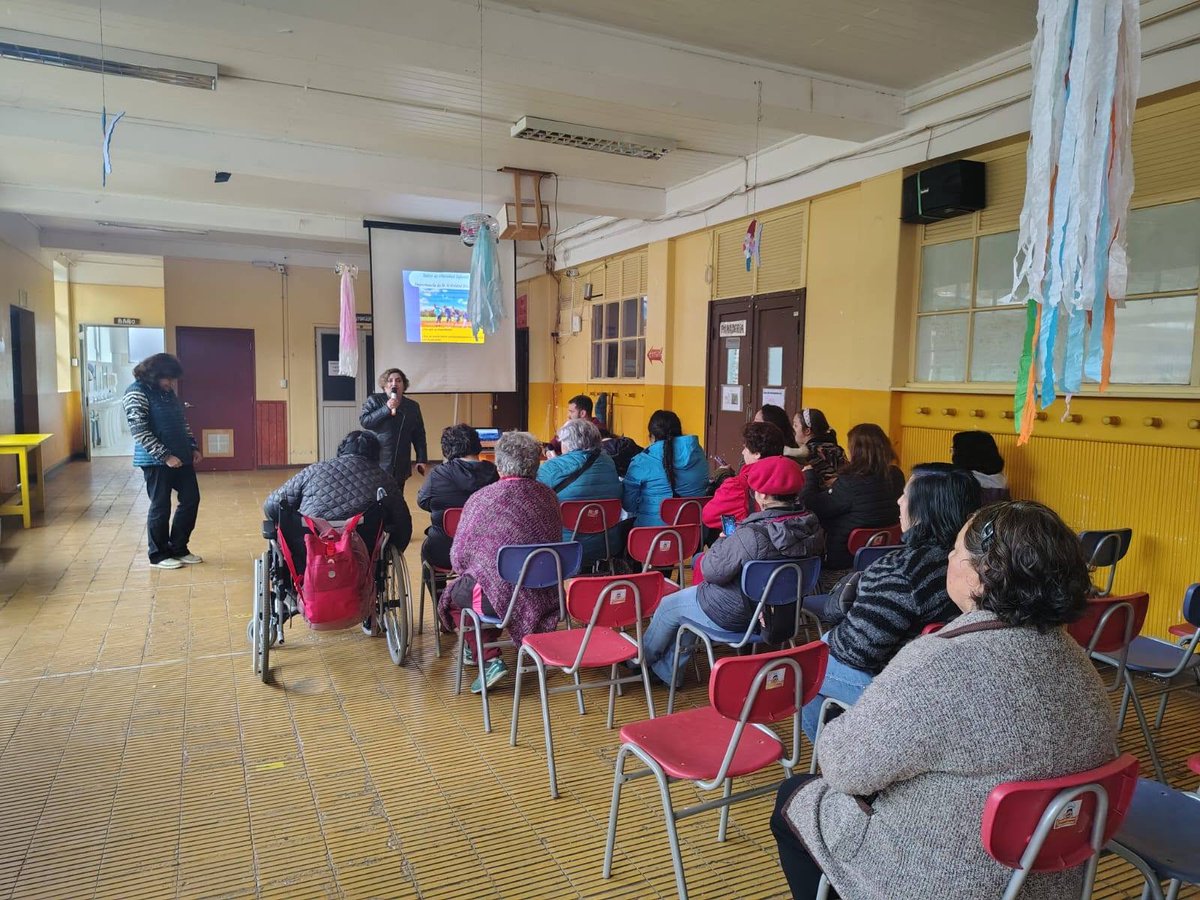 schmidt_esc's tweet photo. La Sra. Paulina Benavente, kinesióloga, y el Sr. José Luis Acosta, profesor de Educación Física, presentaron una charla a los apoderados sobre la importancia de mantener una vida activa y en movimiento, junto con una alimentación saludable de los estudiantes. https://t.co/4zDKrfa6eu