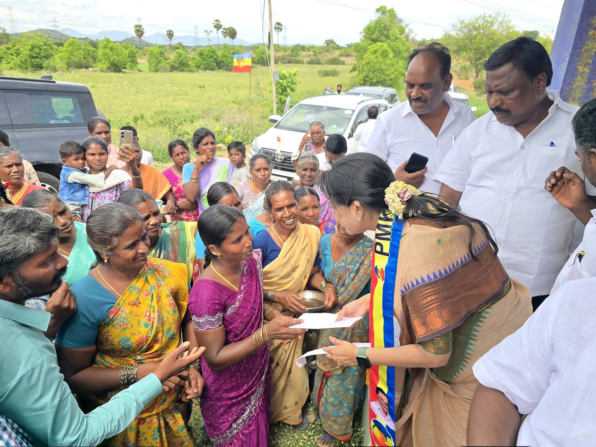 Sowmiyanbumani's tweet photo. இன்று, தருமபுரி சட்டமன்றத் தொகுதி, நல்லம்பள்ளி மேற்கு ஒன்றியத்திற்குட்பட்ட சி.புதூர், எம்‌.கே.எஸ் நகர், அண்ணாநகர், அனுமந்தபுரம், தின்னூர், காளேகவுண்டனூர், பன்னாகனஅள்ளி, குட்டம்பட்டி காலனி, போலநாய்க்கனஅள்ளி, சிக்கனம்பட்டி, உள்ளிட்ட பகுதிகளில் மாம்பழம் சின்னத்தில் பெருவாரியான வாக்குகளை வழங்கி, வெற்றி பெறச் செய்த பொதுமக்களை நேரில் சந்தித்து, அவர்களின் கோரிக்கைகளை கேட்டறிந்து, நன்றி தெரிவித்த போது.!

#PMK | #DHARMAPURI