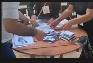 waferbrix's tweet photo. 𝗛𝗘𝗖𝗛𝗢𝗦:
Santiago Peña obtuvo 1,291,914 votos en 2023
Ayer:
♦Votaron 𝟭.𝟯𝟵𝟭.𝟳𝟰8 colorados en las internas de la ANR ... 50,5% del padrón total de afiliados ... equivalente al 29,8% del padrón nacional
♦Votaron 𝟮𝟯𝟭.𝟮𝟬𝟴 liberales del PLRA ... 27% del total de afiliados ... equivalente al 4,96% del padrón nacional
♦Honor Colorado obtuvo casi 950.000 votos ... el 𝟲𝟴% de los votos colorados
♦El único resultado positivo para la oposición, desde el punto de vista estratégico, se obtuvo en CDE .... perdieron los ZI y los Portillo ... el líder opositor en la zona es un colorado (Prieto)

♦La ANR imuso en 2023 el 𝘀𝗲𝗴𝘂𝗻𝗱𝗼 𝗴𝗼𝗯𝗶𝗲𝗿𝗻𝗼 𝗱𝗲 𝗰𝗼𝗮𝗹𝗶𝗰𝗶ó𝗻 𝗼𝗽𝗼𝘀𝗶𝘁𝗼𝗿𝗮 en los últimos 50 años ... liderado por un 𝗹𝗶𝗯𝗲𝗿𝗮𝗹 𝘆 𝘂𝗻 𝗲𝗻𝗰𝘂𝗲𝗻𝘁𝗿𝗶𝘀𝘁𝗮 que "vieron la luz" ... bajo el mando de 𝗰𝗼𝗹𝗼𝗿𝗮𝗱𝗼 𝗷𝘂𝗻𝗶𝗼𝗿 que vive en un quincho

♦𝗘𝗹 𝗾𝘂𝗲 𝘁𝗶𝗲𝗻𝗲 𝗼𝗷𝗼𝘀 ... 𝗾𝘂𝗲 𝘃𝗲𝗮