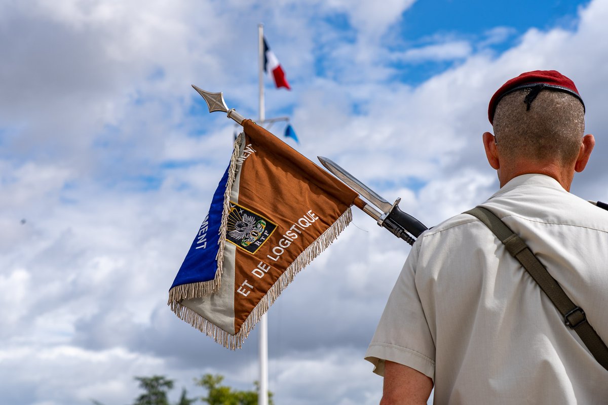 1er_RTP's tweet photo. Passation de commandement de l’ECL⚫️

Le capitaine Sébastien a transmis le commandement au capitaine Tancrède, après 2 années d’engagement au service du régiment, notamment lors de l’exercice ORION 2 !

Une cérémonie marquée par la transmission du fanion et des responsabilités🏴 https://t.co/QaIBBgSdP7