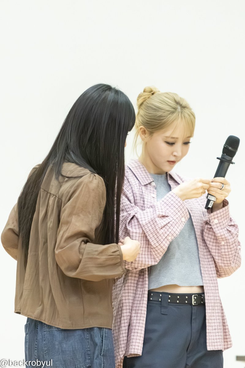 backrobyul's tweet photo. 260606 마마무 음악중심 미니팬미팅 문별, 휘인

#마마무 #MAMAMOO #문별 #Moonbyul #휘인 #Wheein https://t.co/WH6hzzwgBC