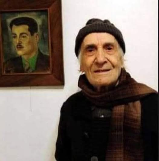 TOPRAK_2_'s tweet photo. İBRAHİM BALABAN 
Babam İbrahim Balaban, 
Nazım Hikmet’in Bursa Mapushanesinde yapmış olduğu (1941) kendi portresinin önünde.
(Bu portre babamın evinden birileri tarafından alındı ve bir daha geri getirilmedi. 
Lütfen kimde ise iade etsin Tekirdağ-Süleymanpaşa'daki Balaban Müzesinde bulunan baskısının  yerine asalım.)
Anısına Saygıyla..🌹