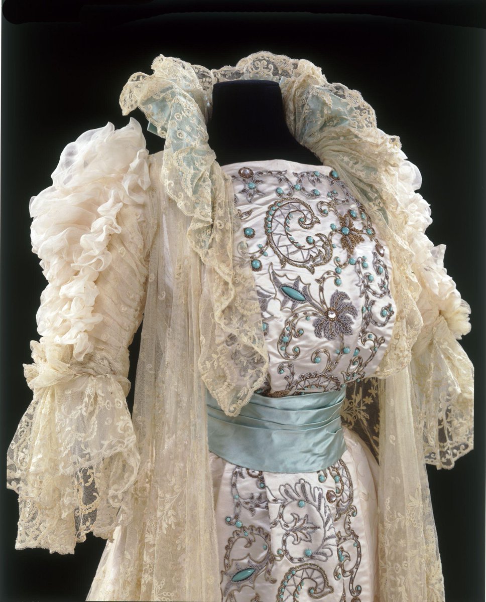 wikivictorian's tweet photo. Tea gown, 1900. Victoria &amp; Albert Museum. https://t.co/r7zLCQV60L