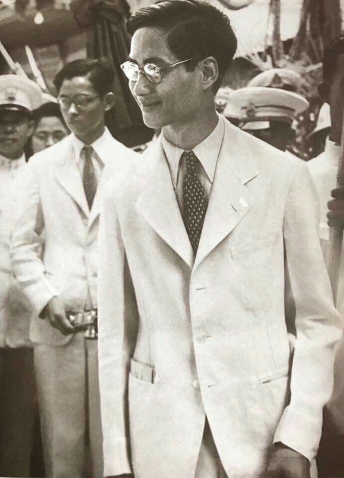 vnomenon's tweet photo. พระบาทสมเด็จพระปรเมนทรมหาอานันทมหิดล พระอัฐมรามาธิบดินทรมีพระราชปรารภว่า

"...ต้องการให้มหาวิทยาลัยแพทยศาสตร์ผลิตแพทย์เพิ่มมากขึ้น ให้เพียงพอที่จะช่วยเหลือประชาชน…" 

จึงทำให้วงการแพทย์ในประเทศไทยตื่นตัว เนื่องจากขณะนั้นการศึกษาแพทย์ของประเทศไทยมีอยู่เพียงแห่งเดียว เพื่อสนองพระราชประสงค์ดังกล่าว รัฐบาลได้อนุมัติงบประมาณจำนวนหนึ่งให้แก่มหาวิทยาลัยแพทยศาสตร์ จึงได้ จัดตั้งโรงเรียนแพทย์ขึ้นในโรงพยาบาลแห่งใดแห่งหนึ่งที่มีอยู่ในขณะนั้น

โดยขอความร่วมมือไปยัง #โรงพยาบาลจุฬาลงกรณ์สภากาชาดไทย เพื่อใช้เป็นสถานที่จัดการเรียนการสอน #คณะแพทยศาสตร์ แห่งใหม่จึงก่อกำเนิดขึ้นในนาม

"คณะแพทยศาสตร์โรงพยาบาลจุฬาลงกรณ์ มหาวิทยาลัยแพทยศาสตร์"

ก็ด้วยพระบารมีนี่เอง

โดยในครั้งนั้น พระบาทสมเด็จพระปรเมนทรมหาอานันทมหิดลได้พระราชทานเงินที่ได้จากพ่อค้าชาวจีนที่ถวายเป็นพระราชกุศลจำนวน ๑๓๐๐๐ บาท โปรดเกล้าฯจัดตั้งเป็น ทุนพ่อค้าหลวง และ พระราชทานแก่ #โรงพยาบาลจุฬาลงกรณ์ เพื่อให้เก็บดอกผลสำหรับ #ผู้ป่วยยากไร้

เนื่องใน #วันอานันทมหิดล ๙ มิถุนายน