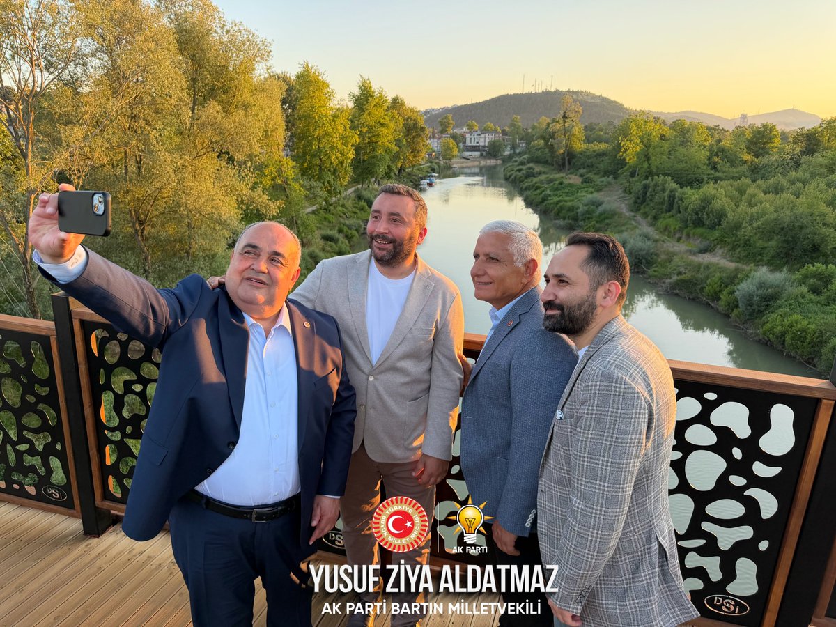 yaldatmaz's tweet photo. Yalı ile Kaynarca mevkiilerini birbirine bağlayacak olan yaya köprüsünde, önceki dönem Adalet Bakanımız Sayın @yilmaztunc ile birlikte incelemelerde bulunarak yürütülen çalışmalar hakkında bilgi aldık.

Bartın Irmağı üzerinde inşa edilen ve iki yakayı birbirine bağlayacak olan bu önemli proje, hemşehrilerimizin ulaşımını kolaylaştıracak, şehir estetiğine katkı sağlayacak ve sosyal yaşamı daha da canlandıracaktır. Bartın’ımıza değer katacak yatırımları yakından takip etmeye, şehrimizin gelişimi için çalışmaya devam ediyoruz.  

#Bartın #YayaKöprüsü #YalıKaynarca #BartınIrmağı #BartınİçinÇalışıyoruz #BartınaDeğer #ŞehrimizeHizmet #BartınYatırımları