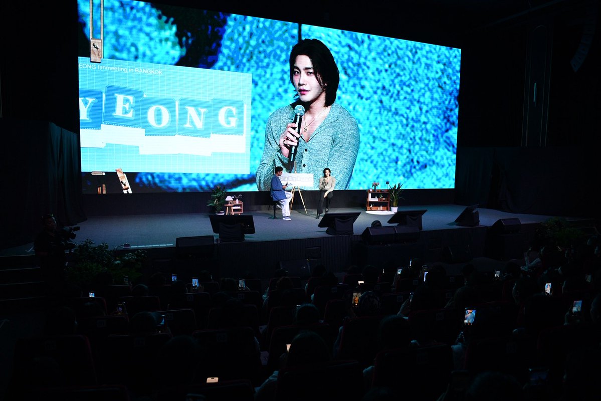 twavebyku's tweet photo. “คิม แจยอง” เสิร์ฟทุกโมเมนต์สุดฟิน
ในงาน 2026 KIM JAEYEONG Fanmeeting in BANGKOK <Jaeyeong & You>
#KJYandYouinBKK #คิมแจยอง #kimjaeyeong #김재영 #markin #HSenc #GrandPrix #GrandPrixXpectrum
เรียกว่าเป็นค่ำคืนแห่งความสุขและความฟินแบบเต็มอิ่ม สำหรับงานแฟนมีตติ้งสุดอบอุ่นของนักแสดงหนุ่มเกาหลีสุดฮอต คิม แจยอง ในงาน 2026 KIM JAEYEONG Fanmeeting in BANGKOK <Jaeyeong & You> ที่ทำเอาแฟนคลับชาวไทยหัวใจละลายตลอดกว่า 2 ชั่วโมงเต็ม กับโมเมนต์ใกล้ชิด สนุก เป็นกันเอง และเซอร์วิสแฟนแบบจัดเต็มสมการรอคอย
เปิดเวทีมาเรียกเสียงกรี๊ดสนั่นฮอลล์ทันที เมื่อหนุ่มแจยองปรากฏตัวพร้อมโชว์ร้องเพลงสุดอบอุ่น ท่ามกลางเสียงต้อนรับจากแฟน ๆ ที่ดังลั่นตั้งแต่วินาทีแรก ก่อนจะเข้าสู่ช่วงพูดคุยแบบสบาย ๆ ที่เผยเสน่ห์ความขี้เล่นและเป็นกันเองของเจ้าตัวอย่างเต็มที่ หนึ่งในคำถามที่ทำเอาหนุ่มแจยองถึงกับนั่งเขินตัวบิด คือ “เสน่ห์หนึ่งอย่างที่อยากโชว์แฟน ๆ ตอนนี้” ซึ่งเจ้าตัวตอบแบบเขิน ๆ ว่า “ดวงตา” พร้อมอธิบายว่า ปกติจะมีสายตาแบบผู้ชายแมน ๆ ดาร์ก ๆ แต่เวลายิ้มก็จะดูน่ารักขึ้นทันที ก่อนโชว์ทั้งสายตาแบบ masculine และสายตาหนุ่มแบ๊วสลับกันไปมา จนแฟนคลับกรี๊ดหลงสเน่ห์
จากนั้นเข้าสู่กิจกรรมโหวตจากแฟนคลับ ในหัวข้อ “ผลงานอะไรที่ทำให้ตกหลุมรักคิม แจยอง” ซึ่งผลโหวตอันดับหนึ่งตกเป็นของซีรีส์ IDOL I ที่สามารถตกแฟนคลับได้มากที่สุด ต่อด้วยหัวข้อ “เสน่ห์หลักของคิม แจยองที่ทำให้ใจเต้นที่สุด” ซึ่งคะแนนสูสีกันมากระหว่าง “น้ำเสียงทุ้มต่ำ” และ “รอยยิ้มสดใส” และแน่นอนว่าพระเอกหนุ่มไม่พลาดโชว์เสียงทุ้มละมุนให้แฟน ๆ ฟังสด ๆ ก่อนส่งรอยยิ้มหวานละลายใจ จนทั้งฮอลล์เต็มไปด้วยเสียงกรี๊ด
อีกหนึ่งช่วงไฮไลต์ที่สร้างไวรัลทั้งงาน ต้องยกให้ช่วง Dance Challenge ที่คิม แจยองจัดเต็มเต้นตามเทรนด์โซเชียลแบบไม่มีห่วง เริ่มจาก “Call Me” ที่โชว์ความเท่ปนความน่ารัก ต่อด้วย “คนดื้อ” กับท่าเต้นส่ายเอวดุ๊กดิ๊กสุดคิวต์ และปิดท้ายด้วย “เมกึน เมกึน” แบบสดใสเต็มพลัง จนแฟน ๆ กรี๊ดกันลั่นฮอลล์แบบไม่มีพัก
ความสนุกยังไม่หมด เพราะเข้าสู่ช่วง “Jaeyeong’s Answer” ที่เจ้าตัวสุ่มเลือกคำถามจากแฟนคลับมาตอบ ซึ่งแน่นอนว่าแฟนชาวไทยไม่พลาดขอ “เลขเด็ด” จากพระเอกหนุ่ม ทำเอาคิม แจยองถึงกับหลุดหัวเราะ ก่อนเผยเลข 3 ตัวที่ชอบที่สุดคือ “379” พร้อมเล่าแบบขำ ๆ ว่า เมื่อก่อนเคยซื้อลอตเตอรี่ทุกอาทิตย์ แต่ไม่เคยถูกเลยสักครั้ง
นอกจากนี้ คิมแจยองยังร้องเพลงสดให้แฟน ๆ ฟัง พร้อมเดินลงมาทักทายแฟนคลับทั่วทั้งฮอลล์แบบใกล้ชิด เรียกว่าแฟนเซอร์วิสขั้นสุด ทำเอาแฟนคลับฟินกันทั่วหน้า อีกหนึ่งโมเมนต์น่ารักคือช่วงเล่นเกมกับแฟนคลับผู้โชคดี 3 คน ที่ได้ขึ้นเวทีมาร่วมสนุกกับพระเอกหนุ่มแบบเอ็กซ์คลูซีฟ สร้างทั้งเสียงหัวเราะและโมเมนต์ประทับใจตลอดทั้งช่วง
ก่อนจะทำแฟน ๆ ใจละลายอีกระลอก เมื่อคิม แจยองเตรียมของขวัญพิเศษเป็น “Morning Call” ด้วยประโยคหวาน ๆ “ตื่นได้แล้ว ที่รัก” และส่งท้ายด้วย “ฝันดีเด็กดื้อ จุ๊บ ๆ” เล่นเอาแฟนคลับกรี๊ดหนักจนแทบละลายทั้งฮอลล์
ปิดท้ายค่ำคืนสุดพิเศษด้วยการถ่ายภาพร่วมกันระหว่างคิม แจยองและแฟนคลับ พร้อมแฟนโปรเจกต์สุดซึ้งที่แฟน ๆ ชาวไทยตั้งใจจัดเตรียมให้ ซึ่งทำเอาพระเอกหนุ่มประทับใจและดีใจมาก ก่อนกล่าวทิ้งท้ายอย่างอบอุ่นว่า
“ประเทศไทยเป็นประเทศที่ผมชอบมาก หวังว่าจะได้มีโอกาสกลับมาหาแฟน ๆ อีกครั้งนะครับ”
นับเป็นอีกหนึ่งแฟนมีตติ้งที่เต็มไปด้วยความสุข เสียงหัวเราะ ความใกล้ชิด และโมเมนต์สุดฟินแบบครบทุกอารมณ์ พร้อมตอกย้ำคุณภาพการจัดงานระดับพรีเมียมจาก Grandprix Xpectrum บริษัท กรังด์ปรีซ์ อินเตอร์เนชั่ลแนล จำกัด (มหาชน) ที่สร้างความทรงจำสุดพิเศษให้แฟนคลับได้ประทับใจไม่รู้ลืมอีกครั้ง