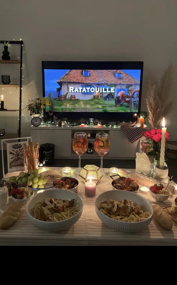 Elenalune_'s tweet photo. Dinnner dates at home 🍜 https://t.co/87Mp9YOfjr
