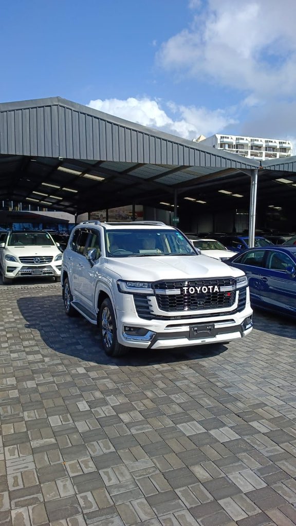 alasirimotors's tweet photo. KENYA CAR BUYING GUIDE.
YOUR SALARY VS CAR YOU SHOULD OWN & DRIVE.

1) 50,000 to 60,000 kshs : Kindly do not think of owning a car if you earn anything below 60,000 per month. You are probably servicing some loans & live in a rental house.
You are better off cycling or walking to work

2) 65,000 to 100,000 kshs : Get a 1000cc & below . A toyota vitz,mitsubishi mira ! Hire purchase works just fine for you.

3) 110,000 to 150,000 kshs : You have now graduated to the 1300cc  to 1400cc category. You can save for it, take a bank finance option here. The demio , vitz 1300cc ,Golf MK7 work just fine.

4) 160,000 to 200,000 kshs : You qualify for the mid range 1500cc to 1800cc e.g the axio,fielder,Auris etc

5) 250,000 to 300,000 - : welcome to cross over suvs. The forester, harrier, xtrail , CX5. The 2000cc  to 2500cc category.

6) 350,000 to 500,000 - you are monied bwana ! Get a 2700cc TX or 2800cc TX. The hybrid harrier too qualifies here. The pajero , BMW X5, The RAV 4  or the Audi Q7

7) 550,000 and above :  You qualify for huge amounts on vehicle financing i.e if not servicing any existing loans. The ZX, nissan patrol are all great options

8) Company  owners : THE CHOICE IS YOURS. DRIVE WHATEVER YOU WANT