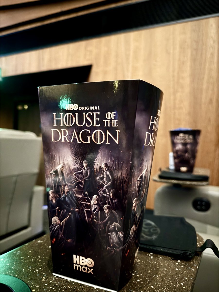 zeChedli's tweet photo. Je suis actuellement à Londres pour vivre l’avant-première mondiale de la saison 3 de House of the Dragon en présence du cast et des équipes du show ! Je partage mon avis sur l’épisode dès la fin du visionnage, à toute ! #HOTD 🔥 https://t.co/Hgj1iZ2ICo