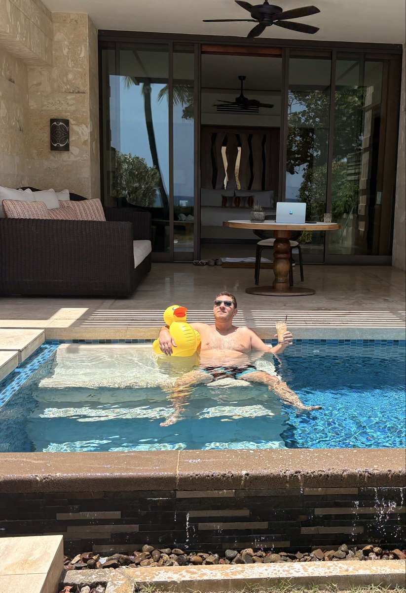 sstrazza's tweet photo. Look what else I found in Puerto Rico! 🇵🇷 

#Feedtheducks 🏝️☀️ https://t.co/ZjQZYcPc9I
