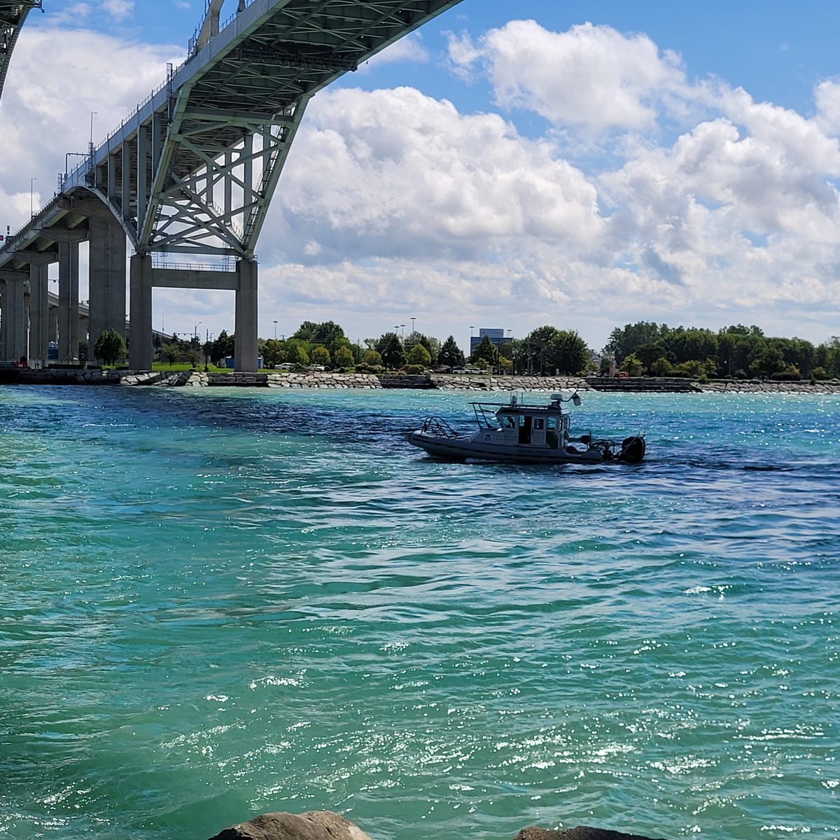 USBPChiefDTM's tweet photo. Crossing the border by land, air or water? You still need to report! 

To all recreational boaters: If you’re coming from a foreign port, remember to report your arrival to U.S. Customs and Border Protection immediately! For a quicker process, download the FREE CBP ROAM™ app—available on Apple & Google Play.

Some exceptions apply, so check https://t.co/n5xztXvLhK for details or reach out via email at cbproam@cbp.dhs.gov. Your safety is our priority as we work together for secure borders and enjoyable boating experiences! 

#DetroitSector #BorderSecurity #SafeBoating #MaritimeMonday