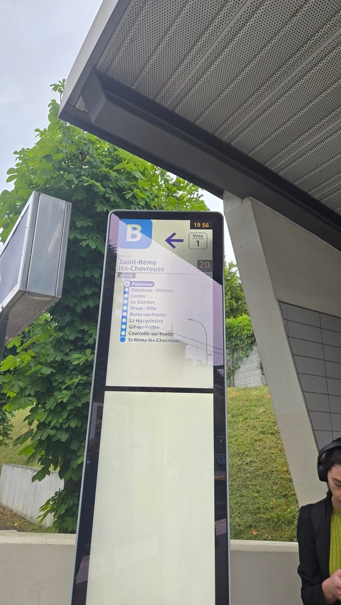 herbxtterfly's tweet photo. @RERB Je suis deja à PALAISEAU. 
Le problème est de devoir attendre 20 MIN sous la pluie pour qu'un RER daigne s'arrêter 2 GARES après PALAISEAU, sachant que la MISSION D'AVANT TRAVERSE LITTÉRALEMENT MA GARE ??? https://t.co/1WYCjSVtFX