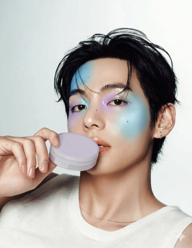 kkyukith's tweet photo. the eyeshadow... the makeup oh hes my queen https://t.co/eYbtIQTO5C