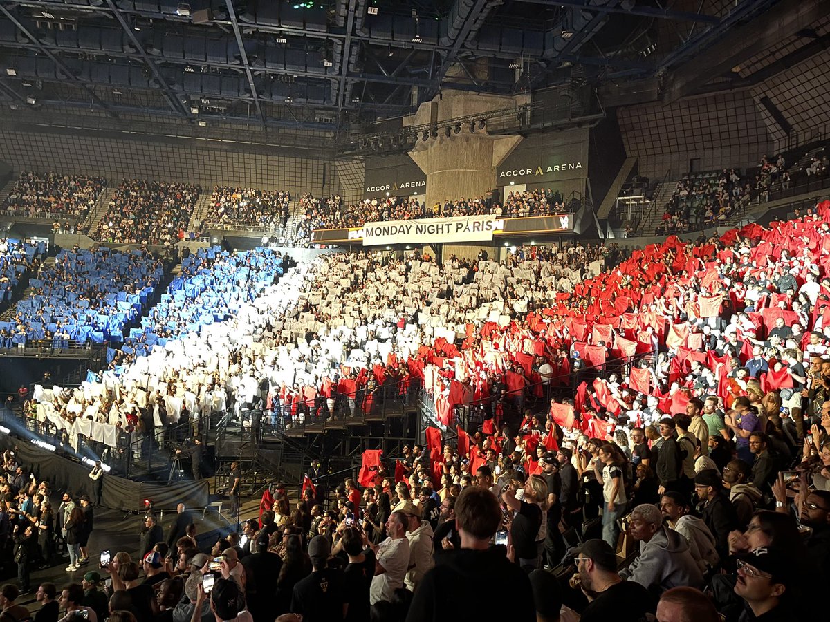 BernardCls's tweet photo. 🔴 Le tifo prépare par @LaHierarchie pour le #WWERaw de Paris 🇫🇷 https://t.co/cWwmrpc15j