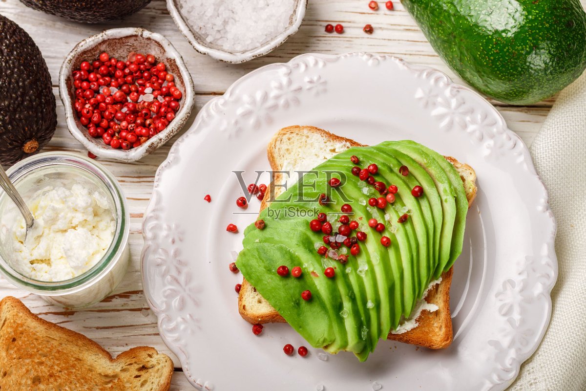 COSTAMAGNAGIANN's tweet photo. [Just whipped up the creamiest avocado toast—topped with a sprinkle of flaky sea salt and a dash of red pepper flakes. The perfect quick, cozy lunch!]， https://t.co/uTDa2SNki5