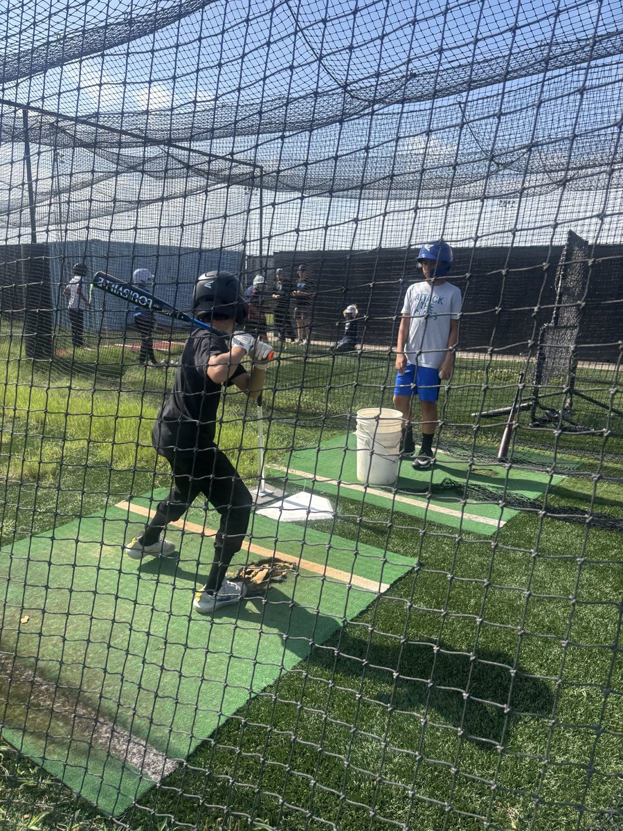 CoachJackson817's tweet photo. Great day to be a Cougar! The community came out today. First day of camp was a success. @seguinbaseball @coachjoegordon @blin_jr @Seguin_cougars https://t.co/uHTzVeBnVz