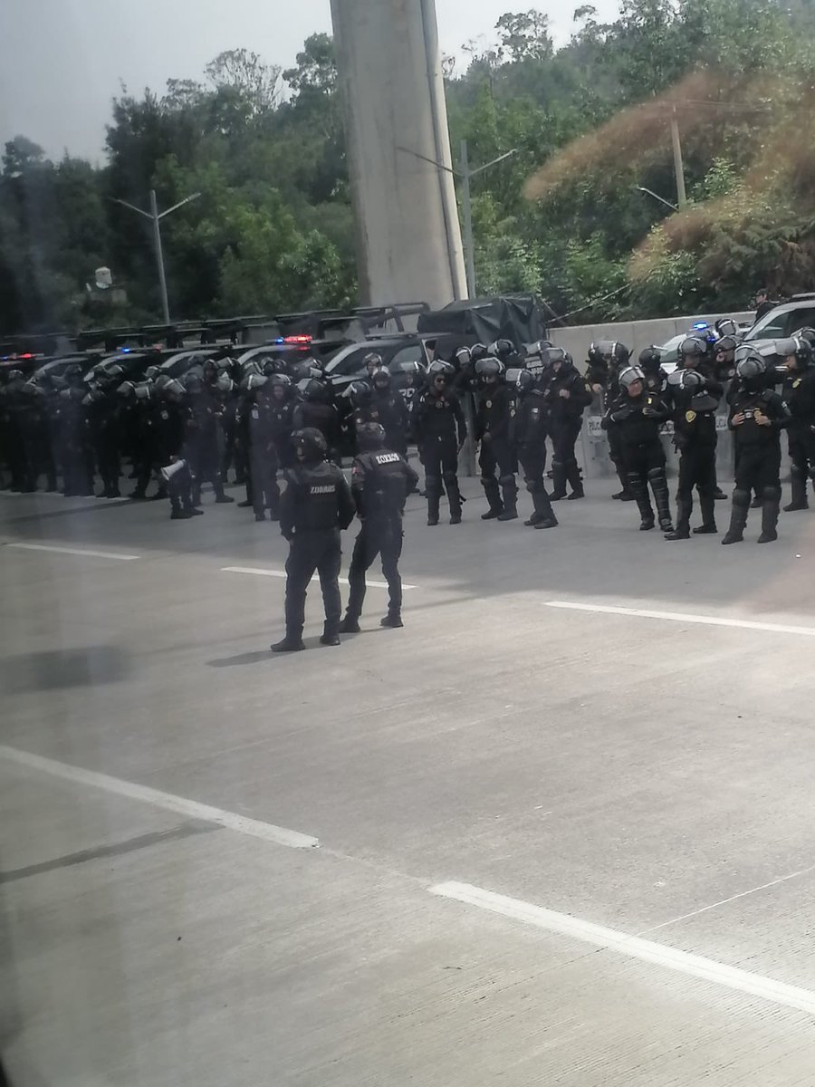 _ReporteMorelos's tweet photo. 🚨⚠️ #AlMomento | IMPLEMENTAN OPERATIVO EN LA CASETA DE TLALPAN ANTE POSIBLE ARRIBO DE MANIFESTANTES DE LA CNTE

Elementos de seguridad mantienen un operativo de revisión a autobuses de pasajeros en la caseta de Tlalpan de la autopista México–Cuernavaca, ante la posible llegada de integrantes de la Coordinadora Nacional de Trabajadores de la Educación (CNTE).

🚔 Las autoridades realizan inspecciones a diversas unidades con el objetivo de prevenir bloqueos, mantener el orden y garantizar la seguridad de quienes transitan por esta importante vía de comunicación.

🚍 La presencia de los cuerpos de seguridad ha generado tránsito lento en algunos puntos de la zona, por lo que se recomienda a los automovilistas tomar precauciones y considerar tiempos adicionales en sus traslados.

⚠️ Hasta el momento no se reportan cierres totales a la circulación, aunque las autoridades continúan en alerta ante posibles movilizaciones.

#CNTE #Tlalpan #MéxicoCuernavaca #Autopista #Tráfico #CDMX #ÚltimaHora