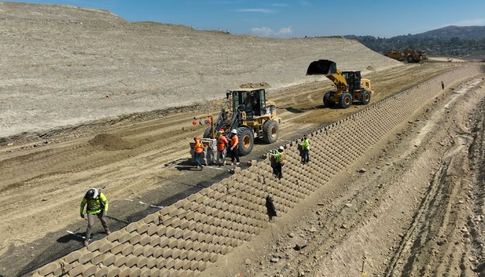 SCCAweb's tweet photo. #NEWS - Soil Retention Systems, Inc. Builds Impressive Verdura Retaining Walls for The Terraces at Walnut, a Residential and Commercial Development in the City of Walnut, Los Angeles County. 
Read how they did this 2 months ahead of schedule: https://t.co/oHsPb9SImr https://t.co/ycKkBSOfCa