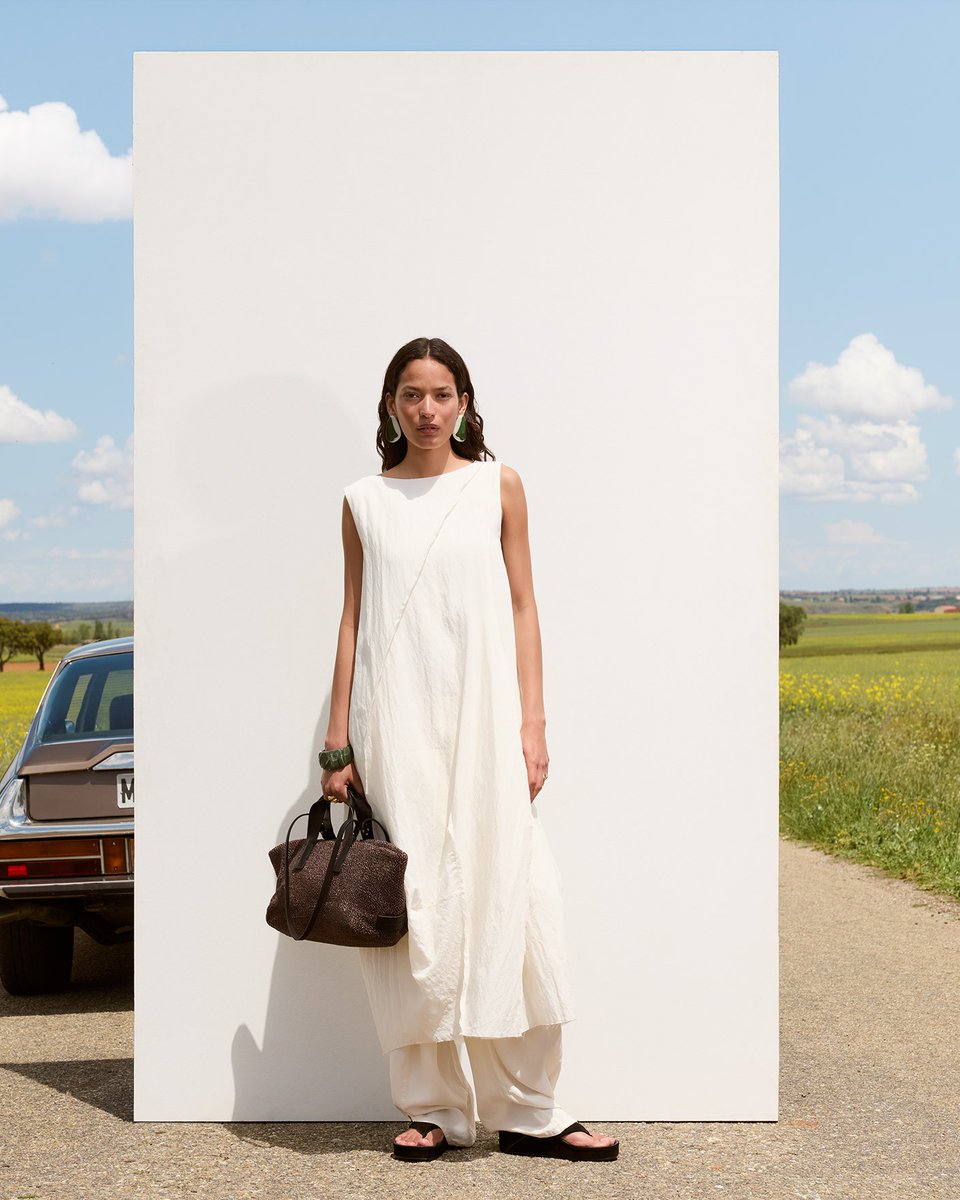 AD_Oficial's tweet photo. Un vestido de algodón para habitar los días lentos.​
​
A cotton dress to inhabit slow days.​

#AdolfoDominguez #ZenitSS26 https://t.co/NVuRMhPRG5