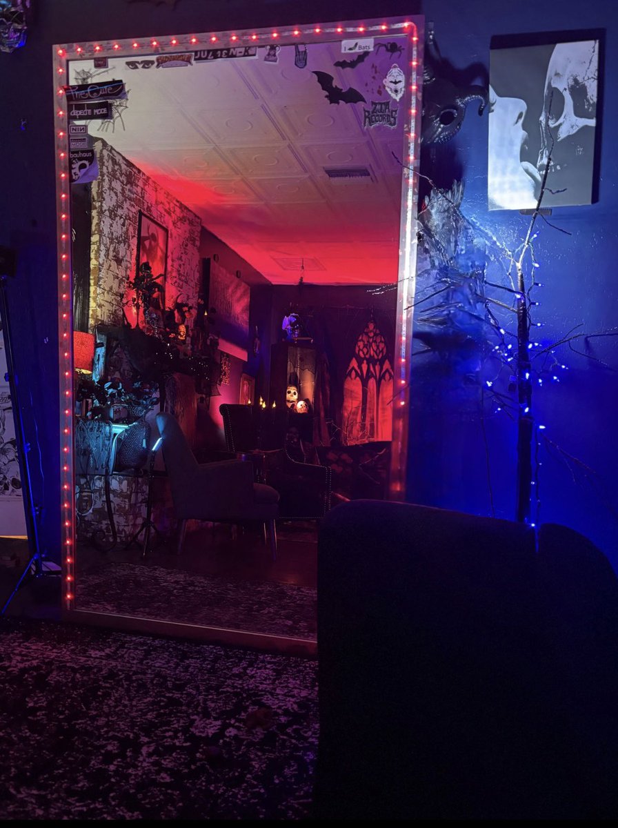 TheContentCoven's tweet photo. Our wall mirror and chase lounge are very popular among our models!

#ContentCoven #PhoenixCreators #AZCreators #Phxcreators #phxadultcreator #axadultcontentcreator #phoenixcontentcreators https://t.co/fs8qJZZGgn
