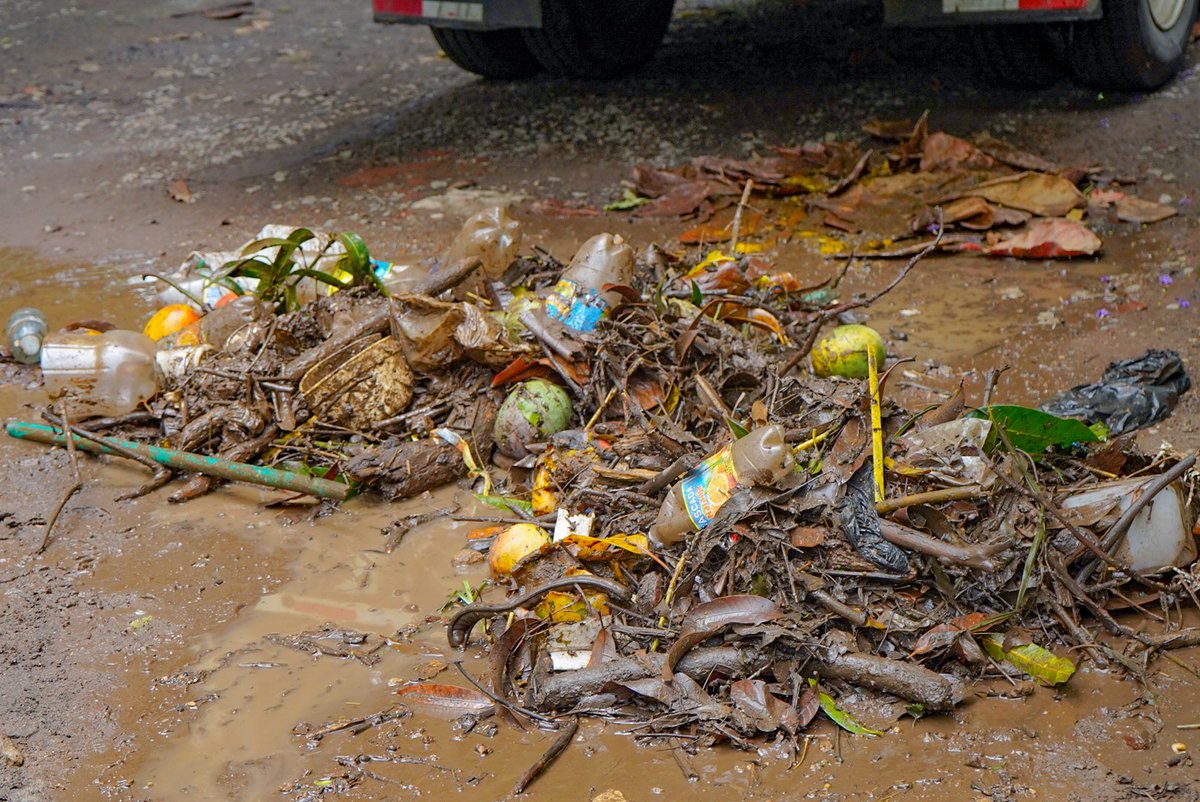 PrensaAMSA_'s tweet photo. #ClimaSV 🚯| Personal municipal realiza la limpieza de tragantes en la zona de la Madre de El Salvador, retirando objetos que obstruyen el flujo de las aguas lluvias. https://t.co/6Alz0AEJF5