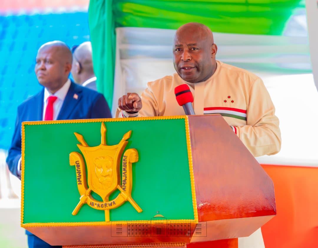 NtareHouse's tweet photo. À l’occasion de la Journée Nationale du Patriotisme et du 6ème anniversaire de la disparition de Feu Son Excellence le Président Pierre NKURUNZIZA, Son Excellence @GeneralNeva, Président de la République du #Burundi, a animé une séance de moralisation au Stade Ingoma de @Gitega.  Cette séance, destinée aux Hauts Cadres et Cadres de l’État nommés par décret, portait sur le patriotisme, le service au peuple, ainsi que sur l’importance de la décentralisation et de la déconcentration effective de l’administration publique.  Son Excellence @Burundi1stLady a également participé à cette séance.

Cette séance était placée sous le thème : « Leaders, rapprochons-nous  du peuple et soyons le flambeau qui illumine la Vision du Burundi ».

Le Chef de l’État a souligné le rôle déterminant du leadership dans le renforcement du patriotisme, de la cohésion nationale et du développement durable du pays, rappelant l’engagement de Feu Son Excellence le Président Pierre Nkurunziza, d’heureuse mémoire, dont l’héritage continue d’inspirer les générations présentes et futures à servir la Nation avec dévouement et à cultiver l’amour de la patrie.

Son Excellence Évariste Ndayishimiye a souligné que l’amour de la patrie est une valeur fondamentale profondément ancrée en chacun de nous.  Il estime qu’un véritable leader doit constamment placer le bien-être de la population et l’intérêt supérieur de la Nation au cœur de ses préoccupations, tout en assumant pleinement son rôle de rassembleur, de médiateur et de guide.

Le Président de la République a insisté sur le fait que la force de l’État repose avant tout sur des citoyens travailleurs qui produisent et contribuent activement à la prospérité nationale.  Il a souligné que les institutions publiques et leurs dirigeants ont pour mission noble de fédérer les énergies, de promouvoir l’intérêt général et d’accompagner les citoyens dans tous les domaines de la vie nationale.

Le Chef de l’État, Evariste Ndayishimiye, a souligné que l’amour de la patrie se traduit par des actions concrètes en faveur du développement.  Il a exhorté les responsables des différents secteurs à concevoir et à mettre en œuvre des initiatives innovantes, en adéquation avec leurs missions respectives, afin d’améliorer durablement les conditions de vie de la population.  Il a également insisté sur l’importance de la décentralisation et de la déconcentration de l’administration.
 »
Il a également encouragé les leaders à nourrir un profond attachement à leur pays et à transmettre cet héritage aux générations futures.