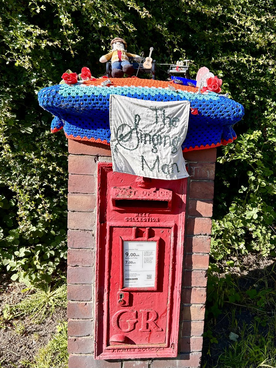 HellingtonBoots's tweet photo. Lovely post-box topper in Shafton!
The Singing Man is the name of the pub across the road.
🎤 🎶 🍻 🍷
@letterappsoc
#LegsAndLaces 👟 🏃♀️
#MusicalMonday 🎸 https://t.co/2OZ7om9JY3