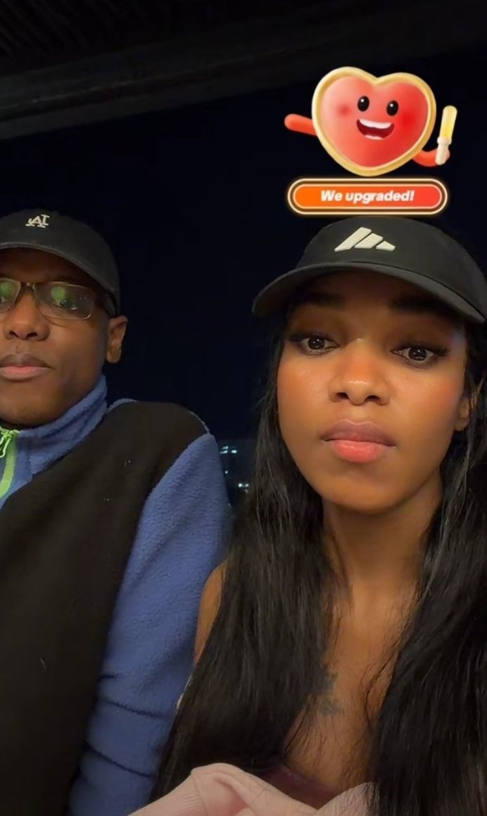 SuzanSithole2's tweet photo. Advocates &amp; shippers make the live awkward! So Thandeka can't go live with her besty, but your boy can go live with his buddies! Also, Thandeka has always been blunt. Suddenly, she's rude to him😳✋🏾

LOYAL TO THANDEKA 
CHERISHED THANDEKA 
#ThandekaBirthMonth
#ThandekaGlobal https://t.co/Zj46iUiaAp