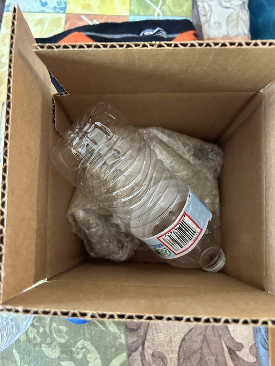ShinGio_'s tweet photo. Economy so bad I’m using water bottles as bubble wrap https://t.co/Q2tBBRwYA0