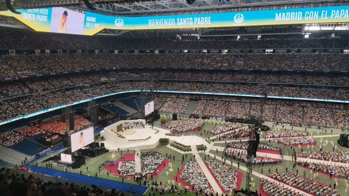 AngyCnd's tweet photo. 🇪🇸🇪🇸 El Bernabéu entregado. @Pontifex_es encantado con Madrid. ¡Qué días! #ConElPapa #Alzadlamirada 🇪🇸🇪🇸 https://t.co/tpyOlg82dL
