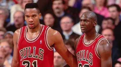 BullsNationBR_'s tweet photo. Michael Jordan se pronunciou sobre o falecimento de Stacey King. 

"Fiquei profundamente triste ao saber do falecimento de Stacey. Compartilhamos alguns anos especiais juntos como companheiros de equipe, e ele fez parte de um grupo que ajudou a definir uma era do basquete do Chicago Bulls. Meus pensamentos estão com a família, amigos e todos aqueles cujas vidas ele tocou"