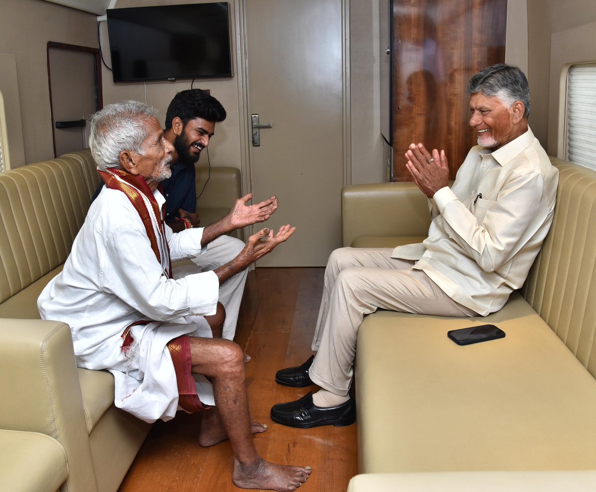 AndhraPradeshCM's tweet photo. ఎప్పటి నుంచో తనను చూడాలనుకుంటున్న ఓ అభిమాని కోరికను గౌరవ ముఖ్యమంత్రి శ్రీ నారా చంద్రబాబు నాయుడు నేడు తీర్చారు. పశ్చిమ గోదావరి జిల్లా ఆచంట నియోజకవర్గం కామధేనువులంక గ్రామానికి చెందిన సత్యనారాయణ సీఎం చంద్రబాబుకు వీరాభిమాని. తమ నియోజకవర్గానికి చంద్రబాబు వస్తున్నారని, దూరం నుంచైనా ఆయన్ను చూడాలని మాట్లాడిన వీడియో వైరల్ అయ్యి సీఎం చంద్రబాబు దృష్టికి వెళ్లింది. సత్యనారాయణ గారూ సిద్ధాంతంలో కలుద్దాం అని సీఎం రిప్లై కూడా ఇచ్చారు. ఈ నేపథ్యంలో పట్టాదారు పాస్ పుస్తకాల పంపిణీ (మీ భూమి – మీ హక్కు) కార్యక్రమంలో పాల్గొనేందుకు సిద్దాంతం వెళ్లిన సీఎం చంద్రబాబు కార్యక్రమం అనంతరం తన బస్సులోకి సత్యనారాయణను ప్రత్యేకంగా పిలిపించుకున్నారు. కాసేపు ఆత్మీయంగా మాట్లాడి కుటుంబ వివరాలు, ఆరోగ్యం గురించి ఆరా తీశారు. తన కుమారుడు అనారోగ్యంతో బాధపడుతున్నాడని, అతనికి వైద్యసాయం అందించాలని సత్యనారాయణ కోరారు. తమ గ్రామానికి డ్రైనేజ్ సదుపాయం కల్పించాలని విన్నవించారు. ఆ సమస్యలపై భరోసా ఇచ్చి సత్యనారాయణకు ఇల్లు కూడా నిర్మించి ఇవ్వాలని  కలెక్టర్‌ను సీఎం ఆదేశించారు.
#AndhraPradesh