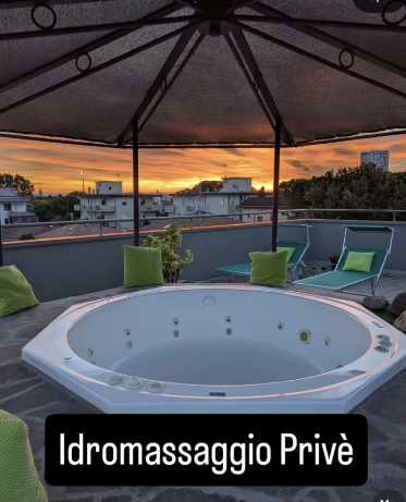 hotelmemory's tweet photo. Terrazza privata con idromassaggio privè solo per due #idromasaggio #idromassagem #privata #relaxdicoppia #prosecco https://t.co/FcqIeNpSo2 Vedi il video di Instagram di @hotel_memory_rimini https://t.co/UZBEP74Q8O https://t.co/tSf2Pp98VM