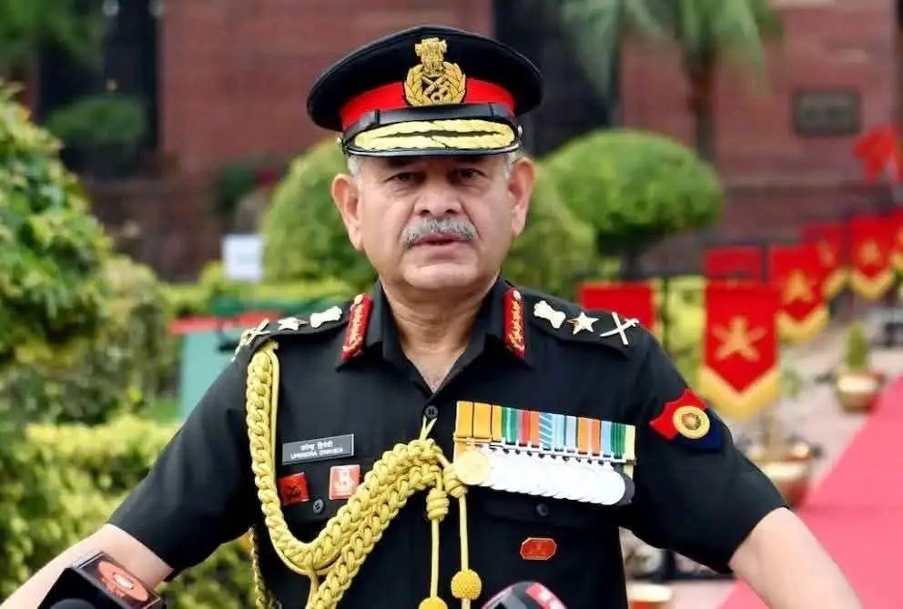 burhan_uddin_0's tweet photo. 🚨India’s🇮🇳 Army Chief says: Either we will remain, or Pakistan will.

In a recent statement, the Indian Army Chief said that in the event of a potential war between the two countries, “either we will remain on this earth, or Pakistan will.

He also spoke about the preparedness and strength of the Indian military and expressed confidence that India would prevail in any confrontation with Pakistan.

So far, Pakistan has not issued an official response to these remarks.