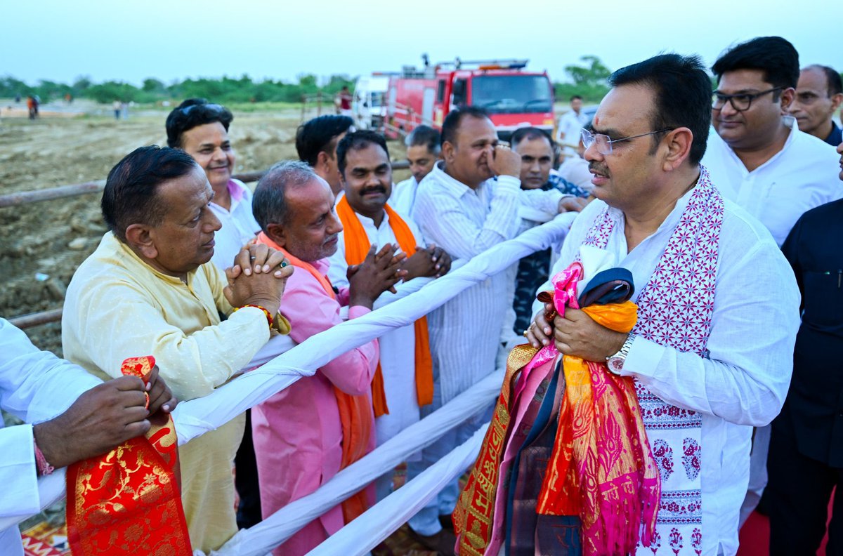 DRSHAILESHBJP's tweet photo. आज माननीय मुख्यमंत्री श्री भजनलाल शर्मा जी का सर्वप्रथम भरतपुर एवं फिर डीग पहुँचने पर हमारे वरिष्ठ नेताओं एवं भाजपा कार्यकर्ताओं के साथ स्वागत, अभिनंदन किया।

#आपणो_अग्रणी_राजस्थान #शैलेश_आपके_साथ #Deeg #Kumher https://t.co/9np3MWW0Zs