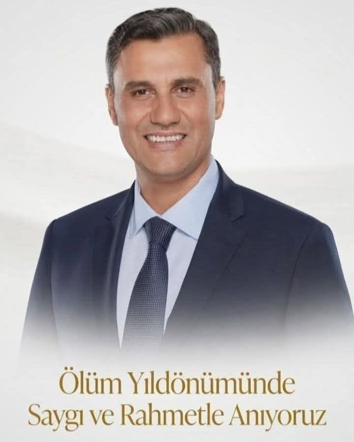 TOPRAK_2_'s tweet photo. Bugün, Manisa’nın sevilen Büyükşehir Belediye Başkanı, mimar ve siyasetçi Ferdi Zeyrek’in aramızdan ayrılışının 1. yıl dönümü.
16 Mart 1977’de Manisa’da doğan, memleketine ve insanına gönülden bağlı “Manisa’nın Efe’si” Ferdi Başkan,
 09 Haziran 2025’te 
48 yaşında aramızdan ayrıldı. 
Kısa süren başkanlık döneminde dürüstlüğü, samimiyeti, çalışkanlığı ve halka olan sevgisiyle gönüllerde taht kuran Zeyrek, Manisa’ya hizmet ederken hayata gözlerini yumdu.
Elektrik akımına kapılarak hastaneye kaldırıldığı o kara günden bugüne tam bir yıl geçti. 
O, sadece bir belediye başkanı değil; üç kız evladın babası, Nurcan Zeyrek’in eşi, Manisa’nın yiğit evladıydı. “Ulupark’ıma Dokunma”, “Beyazfil Yıkılmasın” gibi sivil toplum mücadelelerinden belediye başkanlığına uzanan yolculuğunda hep halkının yanında oldu.
Ferdi Zeyrek, geride bıraktığı eserler, başlattığı projeler ve insanlarda bıraktığı izlerle yaşamaya devam ediyor. 
Mekânı cennet olsun, ruhu şad olsun.
Manisa halkı ve sevenleri olarak seni unutmadık, unutmayacağız.
Allah rahmet eylesin. 🕊️
#BenimAdımAtatürk
Bugün, Manisa’nın sevilen Büyükşehir Belediye Başkanı, mimar ve siyasetçi Ferdi Zeyrek’in aramızdan ayrılışının 1. yıl dönümü.