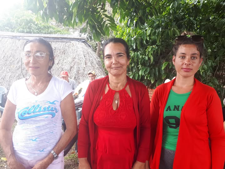 Diegoapg5's tweet photo. Albis Pupo Cuba, Niria Martinez Rodríguez y Beatriz Brito Alfonso: las tres maestras de las comunidades de Llanadas Arriba y Jobo Rosado, pertenecientes el Plan Turquino en #Yaguajay, #SanctiSpíritusEnMarcha. #CubaEduca #CubaMined https://t.co/pkGZObI3UH