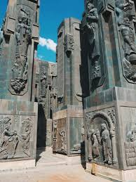 selfupgrade222's tweet photo. @Rainmaker1973 It may look like the set of a grand fantasy movie, but it's actually a monumental tribute to a nation's history and culture.

 Some real places are so breathtaking that they seem to surpass even the most imaginative fiction. https://t.co/qs45rrVID4
