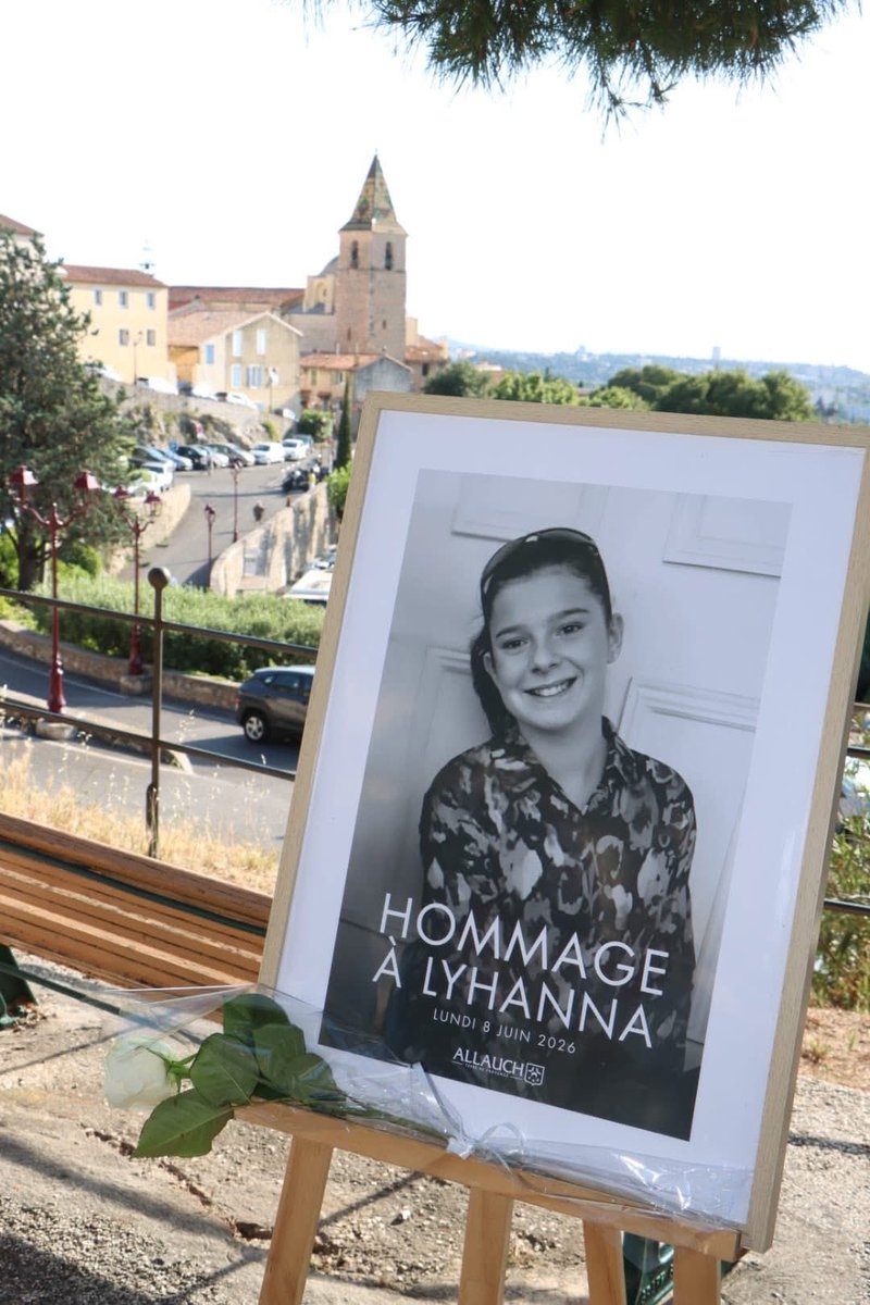 LioneldeCala's tweet photo. Comme d’autres communes de France, #Allauch a tenu à rendre hommage ce lundi soir à la jeune Lyhanna, âgée de seulement 11 ans et originaire de la ville de Fleurance dans le Gers, dont le destin tragique a profondément bouleversé la France ces derniers jours. https://t.co/FsAiiZ96Kv