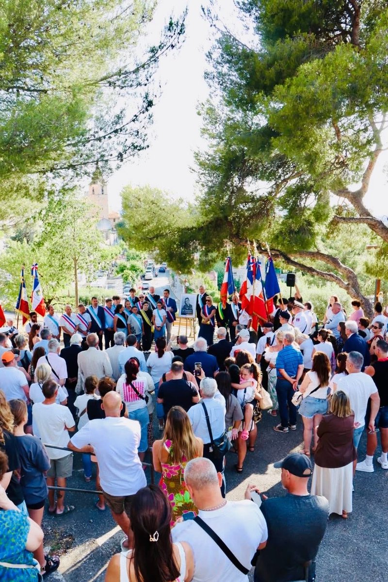 LioneldeCala's tweet photo. Comme d’autres communes de France, #Allauch a tenu à rendre hommage ce lundi soir à la jeune Lyhanna, âgée de seulement 11 ans et originaire de la ville de Fleurance dans le Gers, dont le destin tragique a profondément bouleversé la France ces derniers jours. https://t.co/FsAiiZ96Kv
