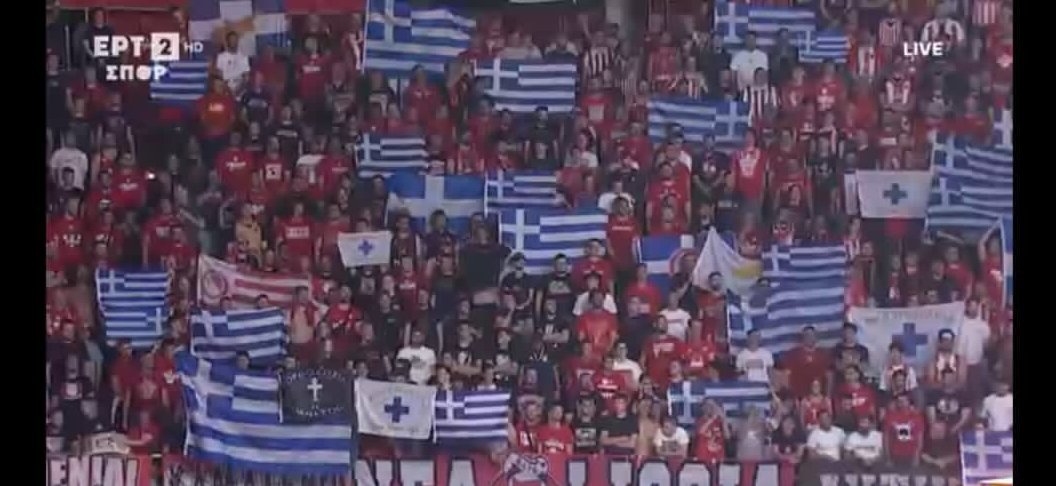 eterokanonikos's tweet photo. Εδώ δε χωράνε οπαδικα. Μπράβο στη Θ.7 οι σημαίες ήταν πολύ περισσότερες κι από αυτές που φαίνονται μακάρι να βλέπουμε τέτοιες εικόνες σε όλα τα γήπεδα. 

#olympiakosbc #paobc https://t.co/0vo6cil4C5