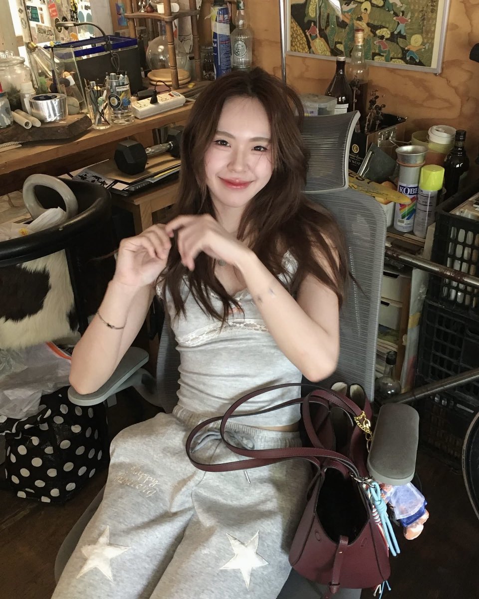 __jnistenq's tweet photo. ยิ้มอยู่ได้จะยิ้มอะไรนักหนา               หวงก็พูดดี ๆ https://t.co/Qaug8CgM2b