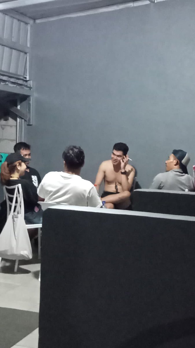 cems_saaa's tweet photo. Rindu perkumpulan rest beres gym meja bundar ini hahahaha https://t.co/96RC7TEe3c