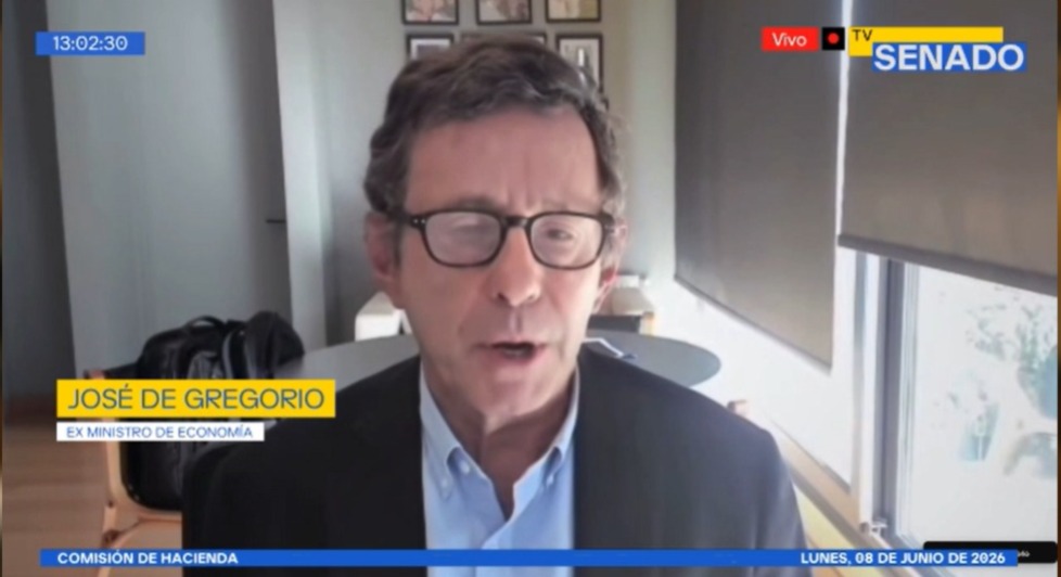 fenuchile's tweet photo. "Creo que bajar el impuesto corporativo, eliminar el impuesto a las ganancias de capital y reintegrar son buenas políticas. Su reducción debería generar incentivos para una mayor inversión", José De Gregorio en comisión de Hacienda del Senado. https://t.co/mSJCyKx3di
