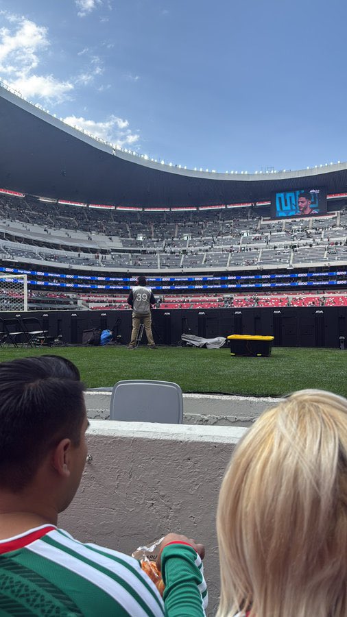 MXESTADIOS's tweet photo. Sí cancelaron las primeras cinco filas.

Ante las quejas por la nula visibilidad en las primeras filas del Azteca, ya se cubrieron con lonas las primeras filas de asientos en la cabecera norte y sur. https://t.co/osCxfETaoU