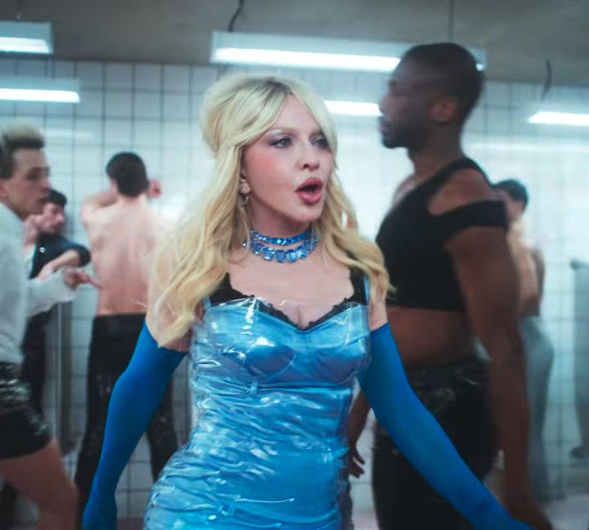 papelpop's tweet photo. Todos os famosos que estão no banheirão de Madonna ao som de "Danceteria", do disco "Confessions II"  🚨🧶 https://t.co/p82cQf8PZ6