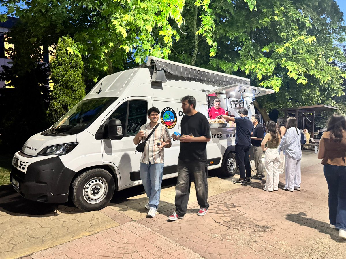serdivanbld's tweet photo. ✍️ Final Maratonuna Sıcak Bir Mola 🍲

İlçemizde öğrenim gören üniversiteli gençlerimizin sınav dönemindeki heyecanını ve yoğun temposunu anlıyoruz.

Final haftasında emek veren öğrencilerimize sıcak bir çorba iyi gelir dedik.

İkramı bizden, başarı ve güzel sonuçlar gençlerimizden olsun! 🎓

@osmancelikSRD 
#SerdivandaHizmetHiçBitmez