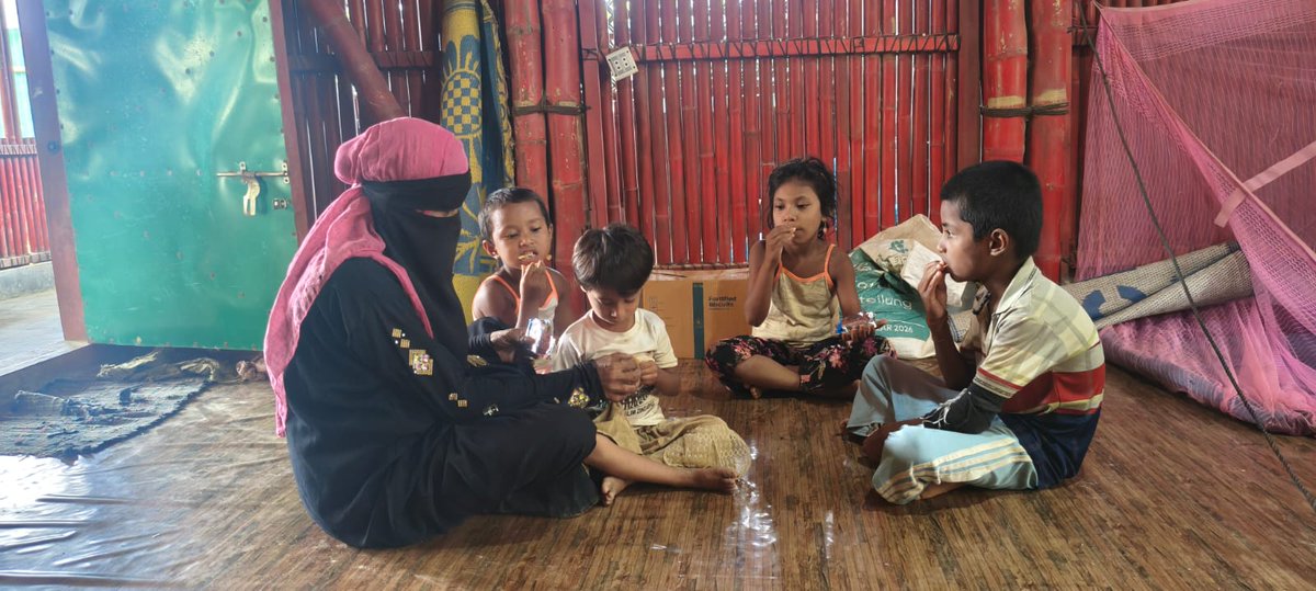 WFP_Bangladesh's tweet photo. Rapid response in the Rohingya camps.
WFP is providing emergency food assistance to families affected by flooding. Over the past 2 days, 70+ families received fortified biscuits and hot meals. #WFPBD50 https://t.co/3N1WPFfoAI