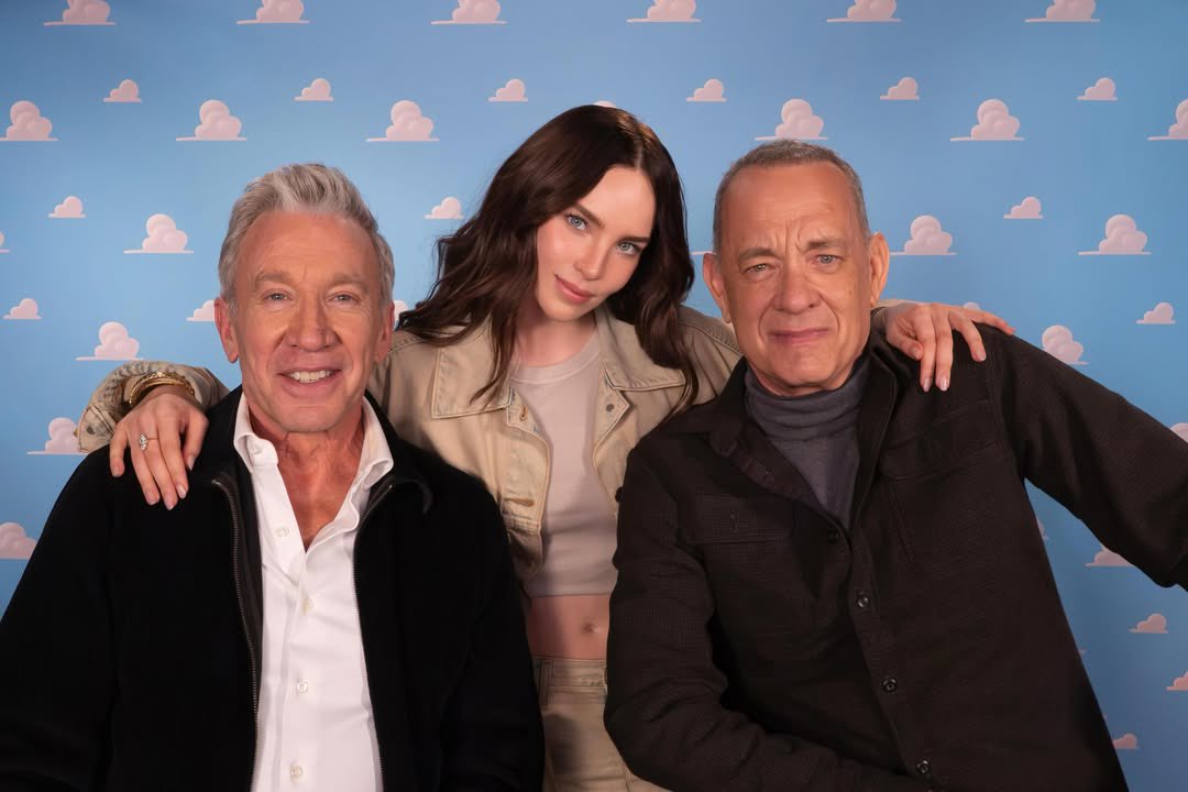 BelindaAccess's tweet photo. Belinda junto a los legendarios actores Tim Allen y Tom Hanks, voces de ‘Woody’ y ‘Buzz Lightyear’ en la franquicia de Toy Story. https://t.co/QoVtwy56cQ