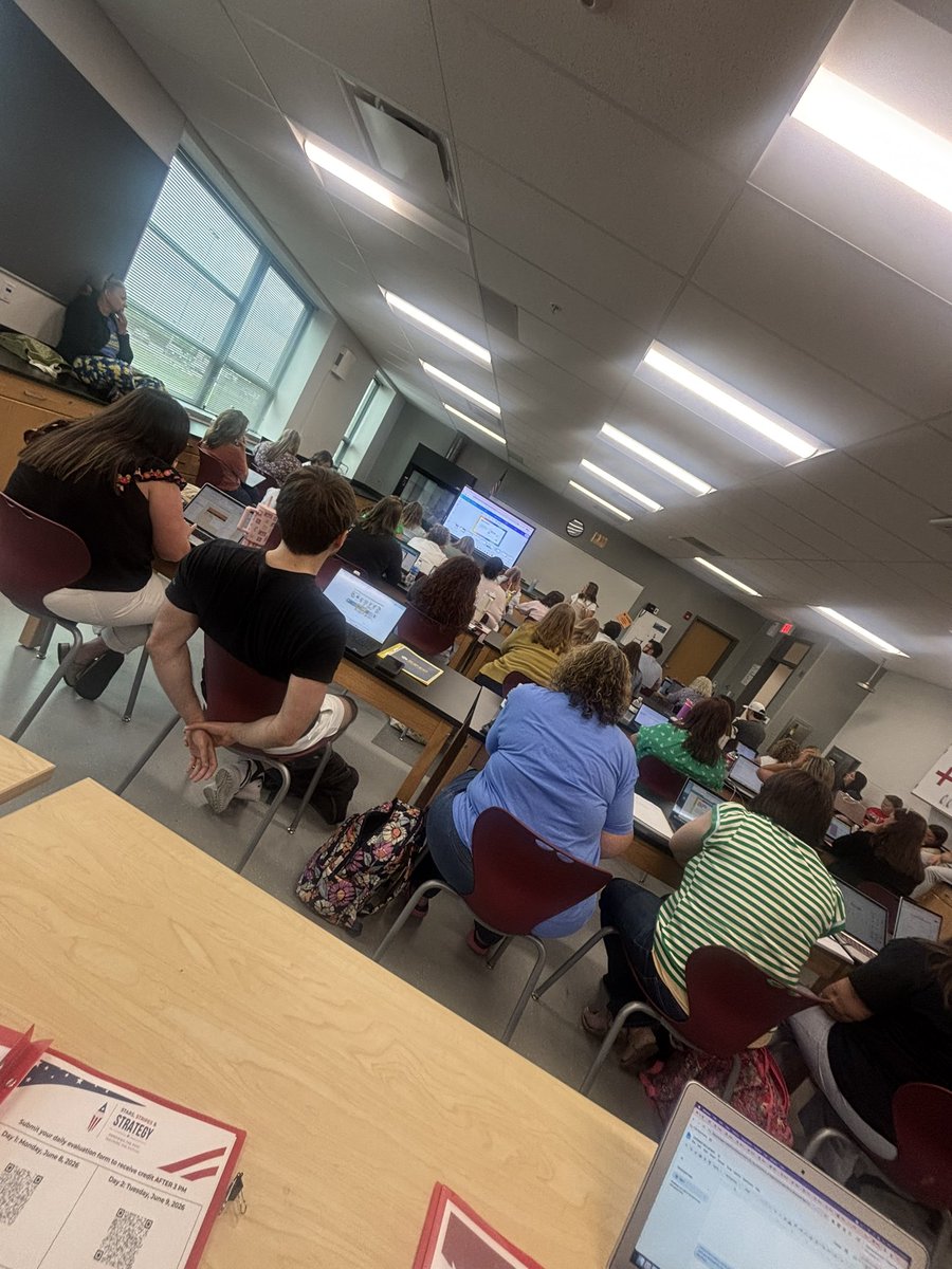 HannahKaylyn97's tweet photo. I have attended every session with @EdTechKelly today!!!! LOVE her sessions.   She’s so engaging the day fleewww by! So much info in just a few hours! @KEDC1 @Promise_Leaders @KEDCGrants https://t.co/KzDbeEYu8V